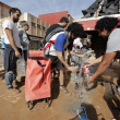 Vecinos de Paiporta recogen agua potable de un camión de la UME, este jueves. La Comunitat Valenciana intenta recuperarse de la peor dana del siglo en España, que ha dejado casi un centenar de muertos en esa región, además de un inmenso escenario de daños en carreteras, calles e infraestructuras de numerosas localidades.