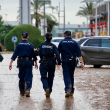 Tres agentes de Policía Nacional en las inmediaciones del centro comercial Bonaire, a 4 de noviembre de 2024, en Aldaia, Valencia, Comunidad Valenciana (España).