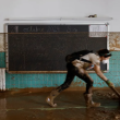 limpieza del lodo en un colegio de Sedaví, Valencia