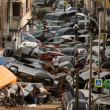 Vehículos amontonados en una calle tras las intensas lluvias de la fuerte dana en Picaña (Valencia)