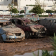 Unos vehículos destrozados por las inundaciones, fotografiados en el exterior del centro comercial Bonaire, a las afueras de la ciudad de Valencia, en el este de España, el 5 de noviembre de 2024.