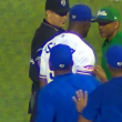 Radhames Liz, lanzador del Licey al momento de interpelar a Fernando tatis, dirigente de las Estrellas, quien había reclamado que el pitcher tenía una manga rasgada en su camiseta.