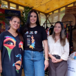 Una joven representante de RAP Pacífico, Stephanía Sanclemente y Andrea Ortiz reciben a los visitantes en la caseta de la organización que promueve el desarrollo social y económico de los departamentos El Choco, Valle del Cauca, Cauca y Nariño.