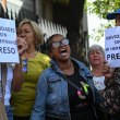 Familiares de personas detenidas durante las protestas