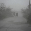 La gente viaja bajo la lluvia tras el paso del huracán Rafael en Guanimar, Cuba, el jueves 7 de noviembre de 2024