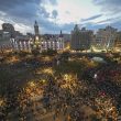 Miles de manifestantes se congregan frente al ayuntamiento de la ciudad