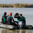 Efectivos del Grupo Especial de Actividades Subacuáticas de la Guardia Civil (GEAS) trabajan en labores de rastreo en La Albufera (Valencia) este jueves.