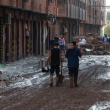 Varios voluntarios colaboran durante las labores de limpieza en una calle en Catarroja, Valencia