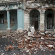 Los escombros de un edificio dañado por el paso del huracán Rafael