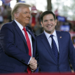 El candidato presidencial republicano Donald Trump saluda al senador Marco Rubio