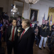 El presidente Donald Trump aparece en el programa Fox & Friends con Pete Hegseth en un evento del Wounded Warrior Project Soldier Ride en la Sala Este de la Casa Blanca en Washington, el jueves 6 de abril de 2017.