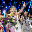 La recién coronada Miss Universo 2024, Victoria Kjaer Theilvig (C), de Dinamarca, reacciona mientras celebra entre los demás participantes tras ganar la 73.ª edición del certamen Miss Universo en la Ciudad de México el 16 de noviembre de 2024.