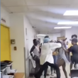 La imagen captada de un vídeo compartido en redes sociales muestra la más reciente agresión a médicos en el hospital Darío Contreras.