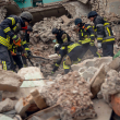 En esta fotografía tomada y publicada por el Servicio de Emergencia de Ucrania el 19 de noviembre de 2024, los rescatistas ucranianos limpian los escombros de un edificio de dormitorios destruido tras un ataque con misiles en Glukhiv, región de Sumy, en medio de la invasión rusa de Ucrania