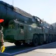 Foto de archivo de un lanzador ruso de misiles balísticos estratégicos RS-24 Yars que sale de un hangar durante un simulacro en la región de Ivanovo, Rusia.