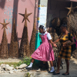 Dos mujeres caminan por una calle este lunes en Puerto Príncipe