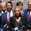 La ex fiscal general de Florida Pam Bondi, Dan Patrick (R), habla con la prensa fuera del tribunal durante el juicio del ex presidente de Estados Unidos y candidato presidencial republicano Donald Trump.