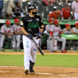 Wilín Rosario observa la pelota mientras se va de jonrón.