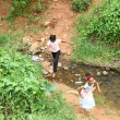 Los niños tienen que pasar el río Higüero dando saltos sobre piedras y sacos de arena. Cuando hay crecida, no pueden ir a la escuela por la falta de un puente.