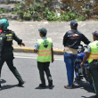 Dos personas son detenidas por agentes de la Digesett por no usar casco protector.