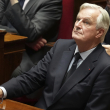 El primer ministro francés, Michel Barnier, asiste a un debate en la Asamblea Nacional mientras el gobierno minoritario de Francia parece estar en sus últimos momentos.