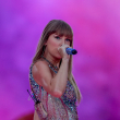 La cantante Taylor Swift durante la primera de sus dos actuaciones en el Estadio Santiago Bernabéu, a 29 de mayo de 2024, en Madrid (España).