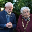 El expresidente de Uruguay, José Mujica (d), habla  con el presidente de Brasil, Luiz Inácio Lula da Silva