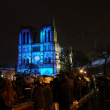 Una multitud se reúne en el exterior de la catedral de Notre Dame,