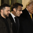 El presidente de Francia, Emmanuel Macron (centro), camina con el presidente electo de Estados Unidos, Donald Trump (derecha), y el presidente de Ucrania, Volodymyr Zelensky (i), después de una reunión en el Palacio Presidencial del Elíseo en París el 7 de diciembre de 2024.