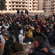 Los miembros detenidos de las fuerzas de seguridad del gobierno sirio están reunidos al aire libre en un centro de detención improvisado en la ciudad de Homs, en el centro de Siria, el 8 de diciembre de 2024, después de que las fuerzas rebeldes entraron en la tercera ciudad de Siria la noche anterior.