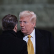 El presidente francés, Emmanuel Macron (izq.), habla con el presidente electo de Estados Unidos, Donald Trump (der.), mientras lo recibe en el exterior de la catedral de Notre-Dame antes de una ceremonia para conmemorar la reapertura de la histórica catedral, en el centro de París, el 7 de diciembre de 2024.