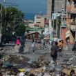 Los residentes evacuan Poste Marchands en Puerto Príncipe, Haití, el 9 de diciembre de 2024, después de que las pandillas tomaron el control de la región el 7 de diciembre.