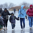 Inmigrantes corren bajo la lluvia hacia las tiendas de campaña en el recinto Floyd Bennett Field, el martes 9 de enero de 2024, en Nueva York.