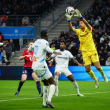 El arquero del Marsella, Gerónimo Rulli, detiene un balón durante el empate ante el Lille en la Ligue 1. En Marsella (sur de Francia).