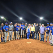 El equipo Pepsi es premiado como campeón del 46 Torneo de Softbol 2024 de la Liga Soprovis. Entrega el vicepresidente Bienvenido Pimentel y observa el presidente Felipe Antonio Troncoso (camisa negra).