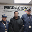 Joel Sosa Polanco junto a las autoridades de Migración de Colombia