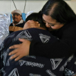 Mirna Cabral abraza a su hijo, Damián, el 25 de noviembre de 2024 en El Paso, Texas, frente a un pequeño altar con las cenizas y la imagen de su esposo Francisco Cabral, ciudadano estadounidense fallecido en 2023.