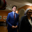 El primer ministro de Canadá, Justin Trudeau, y la gobernadora general, Mary Simon, se marchan después de que Dominic LeBlanc, en la foto, jurara su cargo como ministro de Finanzas durante una ceremonia en el Rideau Hall de Ottawa.