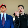 El presidente electo Donald Trump escucha a Elon Musk previo al despegue del megacohete Starship de la empresa SpaceX, propiedad de Musk, para un vuelo de prueba desde Starbase en Boca Chica, Texas.