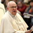 El Papa Francisco participa en una audiencia a los peregrinos de Santiago de Compostela en la Basílica de San Pedro en el Vaticano el 19 de diciembre de 2024.