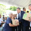 Leonel Fernández en la acostumbrada entrega de cajas navideñas.