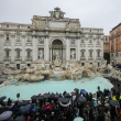 La gente admira la Fuente de Trevi del siglo XVIII