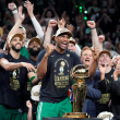 El pívot dominicano de los Boston Celtics Al Horford, en el centro, celebran con sus compañeros de equipo el título de la NBA delante del trofeo Larry O'Brien.