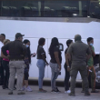 Varios migrantes hacen fila para abordar un bus después de ser deportados de Estados Unidos, de regreso a Matamoros, México, el 11 de mayo de 2023.