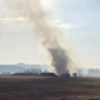 Los bomberos trabajan para extinguir un incendio en la pista del Aeropuerto Internacional de Muan, en Muan, Corea del Sur, el domingo 29 de diciembre de 2024.