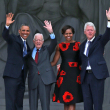 Desde la izquierda, Barack Obama, Jimmy Carter, Michelle Obama, y Bill Clinton, en el 50º aniversario de la Marcha en Washington por el Empleo y la Libertad 28 de agosto de 2013 en Washington, DC.