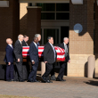 Agentes anteriores y actuales del Servicio Secreto de EE. UU. asignados al destacamento de Carter, mueven el ataúd cubierto con una bandera del ex presidente Jimmy Carter, en el Centro Médico Phoebe Sumter en Americus, Georgia, el sábado 4 de enero de 2025.