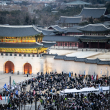 La gente se reúne para una manifestación en contra del presidente de Corea del Sur