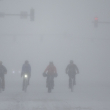 Un grupo de ciclistas avanza por el centro de Wichita, Kansas,