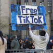 Un hombre lleva un cartel con la leyenda “Free TikTok” (“Liberen a TikTok) frente al juzgado donde se inició el juicio contra Donald Trump por pagos indebidos, el 15 de abril de 2024, en Nueva York.